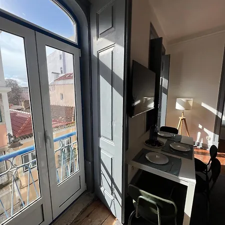 Spacious T4 With Iconic Tram 28 View Apartamento