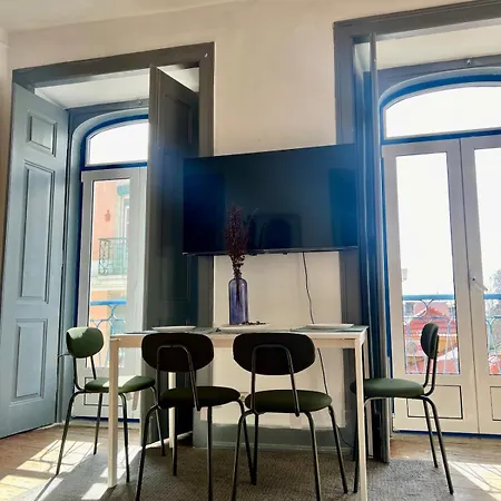 Spacious T4 With Iconic Tram 28 View Apartamento