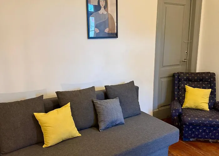 Spacious T4 With Iconic Tram 28 View Lägenhet