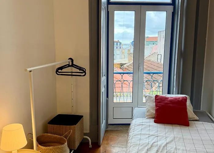 Spacious T4 With Iconic Tram 28 View Lägenhet