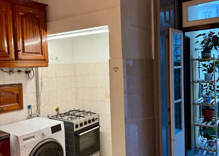 Spacious T4 With Iconic Tram 28 View Lägenhet *