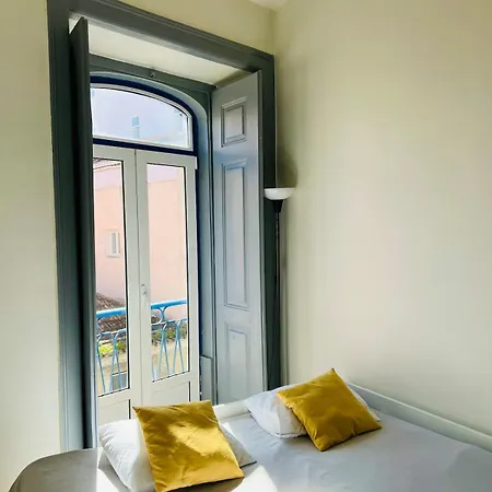 Spacious T4 Central Apartment With Iconic Tram 28 View *